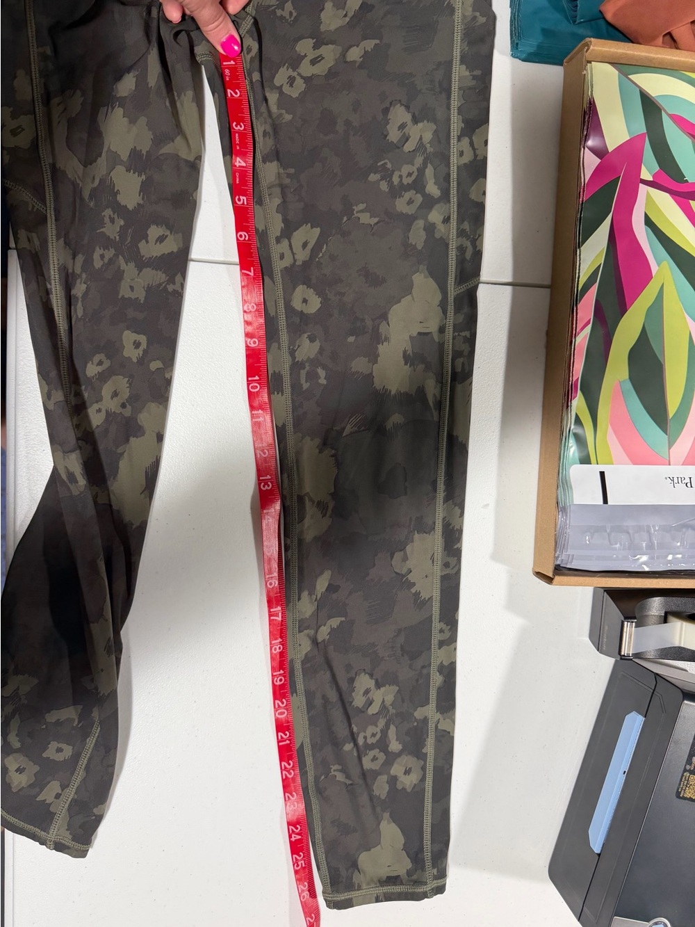 Vuori Stride Leggings Small Green Camo High Rise 7/8 Running Yoga Side Pocket - Picture 13 of 14